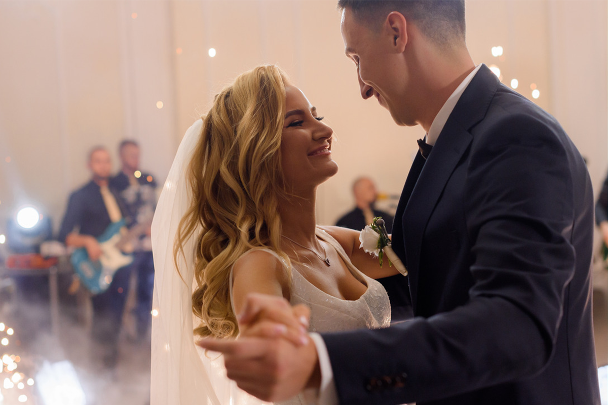 Pierwszy taniec pary młodej – jaka piosenka naprawdę robi wrażenie i pasuje do Waszego stylu?