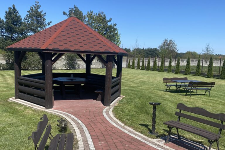 Ślub kościelny w plenerze &ndash; czy to w og&oacute;le możliwe w Polsce i na jakich warunkach?